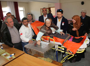 Rize'de 86'lık Nine Oy Kullanmaya Ambulansla Gitti
