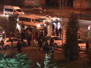 Chp Genel Merkezi Önünde Ak Parti Konvoyuna Taşlı Saldırı