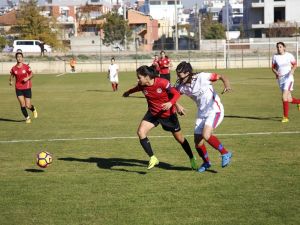 Kadın Futbolcunun Bacağı İki Yerden Kırıldı