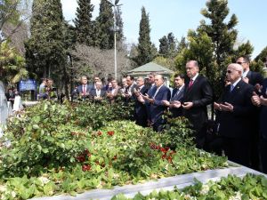 Özal, Menderes Ve Erbakan’ın Kabirlerini Ziyaret Etti
