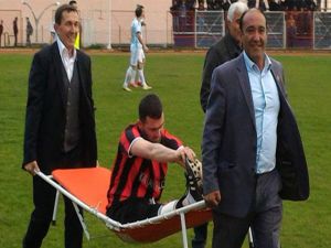 Sakatlanan Futbolcuyu Başkanlar Taşıdı