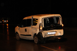 Kırmızı ışıkta duran araca çarptı 4 yaralı