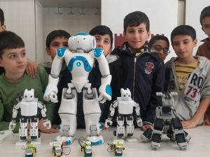 Bu Robot Zeybek Oynuyor