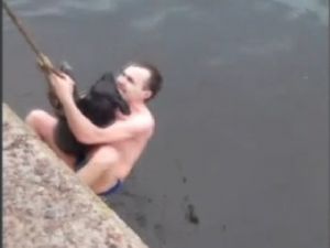 Köpeği Sudan Böyle Kurtardı