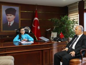Vali Karahan Koltuğunu Öğrenciye Devretti