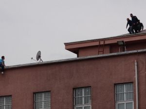 İntihar Etmek İçin Hastane Çatısına Çıkan Genci Polis Ve Hastane Çalışanları İkna Etti