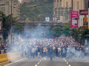 Venezuela’da İktidar Ve Muhalefet Sokaklarda: 7 Ölü