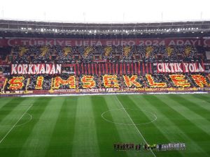 Eskişehirspor Taraftarından Şampiyonluk Koreografisi