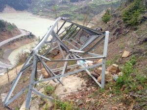 Gümüşhane’de Rüzgar Elektrik Direklerini Kağıt Gibi Büzdü