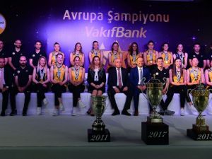 Vakıfbank Basının Karşısına Kupasıyla Çıktı