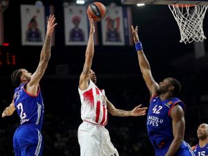 Anadolu Efes Final Four’a Göz Kırptı