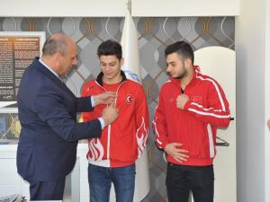 Altın Kulaçlara Altın Hediye Edildi
