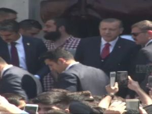 Erdoğan Cuma Namazını Bezmialem Valide Sultan Camii’nde Kıldı