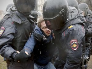 Putin Karşıtı Gösterilerde Yüzlerce Gözaltı
