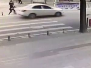 Otomobil Çocuğa Böyle Çarptı