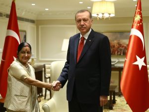 Hindistan Dışişleri Bakanı İle Görüştü