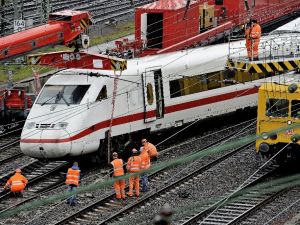 Almanya’da Hızlı Tren Raydan Çıktı
