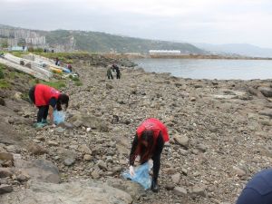 Trabzon’da Üniversiteli Gençler Sahilleri Temizledi