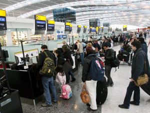 Londra’da Uçuşlar Askıya Alındı
