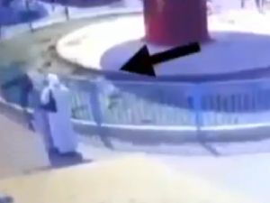 Salıncaktan Savruldu, Kadınların Üzerine Düştü