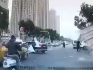 Metal Plaka Motosikletliye Böyle Çarptı