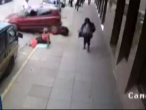 Kadın Sürücü Yayayı Böyle Ezdi