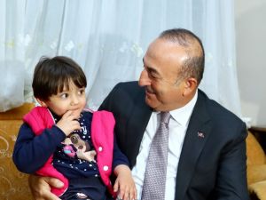 Bakan Çavuşoğlu’ndan Küçük Özge’ye Ziyaret