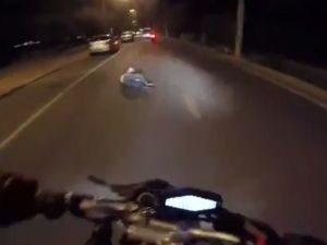 Motosiklet Bir Yana Sürücü Bir Yana Uçtu