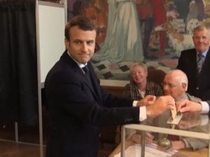 Macron Sandık Başında
