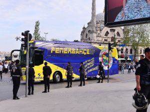 Beşiktaş Ve Fenerbahçe Kafilesi Stada Geldi