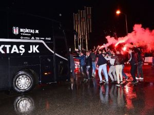 Beşiktaşlı Taraftarlar Takımı Karşıladı