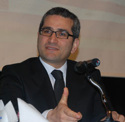 Kemal Gülen, “Seyirci, Olaylara Seyirci Kalmamalı”