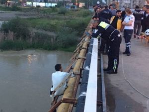 Köprüden Irmağa Atladı