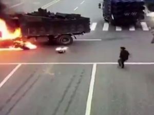 Motosiklet Kamyonun Yakıt Tankına Çarpınca...