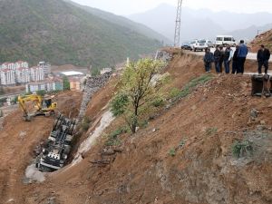 Gümüşhane’de Damperini Kaldıran Kamyon Devrildi: 1 Yaralı