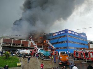 Trabzon’da Mobilya Fabrikasındaki Yangın 8,5 Saatin Sonunda Kontrol Altına Alındı