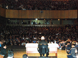 Kültür Merkezine Sığmadılar