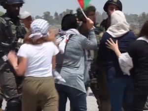 Filistinli Kadınlar İsrailli Askerlerinin Silahlarına Karşı Durdu