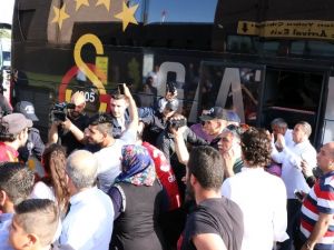 Galatasaray Protestoyla Karşılandı