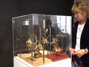 Paris’teki "Aşk Kilitleri" Mülteciler İçin Satışa Çıktı