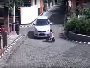 Küçük Çocuk Otomobilin Altında Kaldı