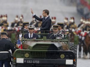Macron Halkı Selamladı