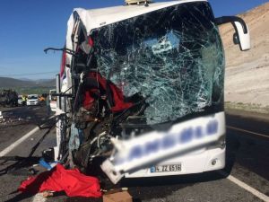 Otobüs Tıra Çarptı: 2 Ölü, 30 Yaralı