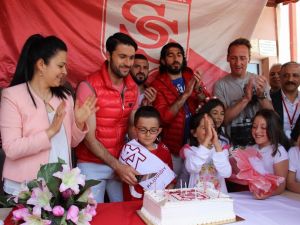 Şampiyonluk Pastasını Çocuklarla Birlikte Kestiler
