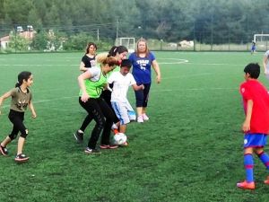 Anneler Çocuklara Karşı Oynadı
