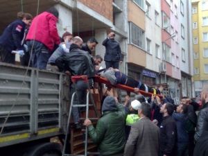İnşaattan Düşen Tuğla Sepeti İşçiyi Yaraladı