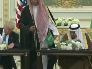 Suudi Kralı Salman Ve Trump Arasında İmzalar Atıldı