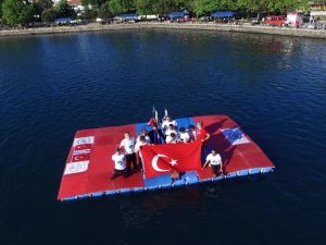 Deniz Üzerinde Voleybol Maçı