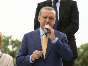 Salon Dışındaki Partililere Hitap Etti