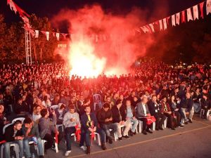 Taraftarlar Final Heyecanını Dev Ekranlarda Yaşıyor